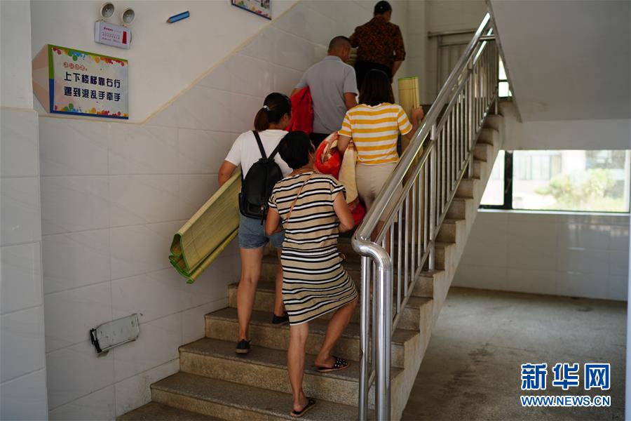 （在习近平新时代中国特色社会主义思想指引下&mdash;&mdash;新时代新作为新篇章&middot;习近平总书记关切事&middot;图文互动）（6）遮风雨 送安稳&mdash;&mdash;受灾群众转移安置中的暖心故事