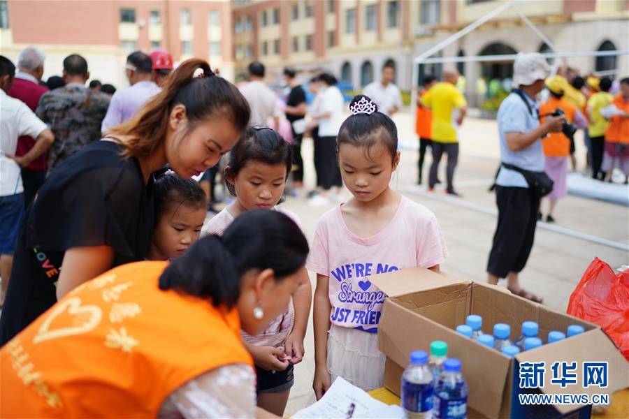 （在习近平新时代中国特色社会主义思想指引下&mdash;&mdash;新时代新作为新篇章&middot;习近平总书记关切事&middot;图文互动）（7）遮风雨 送安稳&mdash;&mdash;受灾群众转移安置中的暖心故事