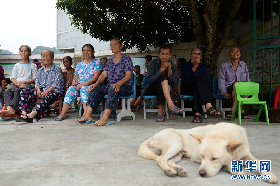 （在习近平新时代中国特色社会主义思想指引下&mdash;&mdash;新时代新作为新篇章&middot;习近平总书记关切事&middot;图文互动）（8）遮风雨 送安稳&mdash;&mdash;受灾群众转移安置中的暖心故事