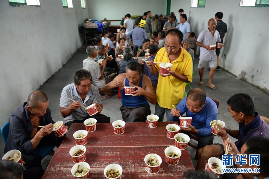 （在习近平新时代中国特色社会主义思想指引下&mdash;&mdash;新时代新作为新篇章&middot;习近平总书记关切事&middot;图文互动）（9）遮风雨 送安稳&mdash;&mdash;受灾群众转移安置中的暖心故事