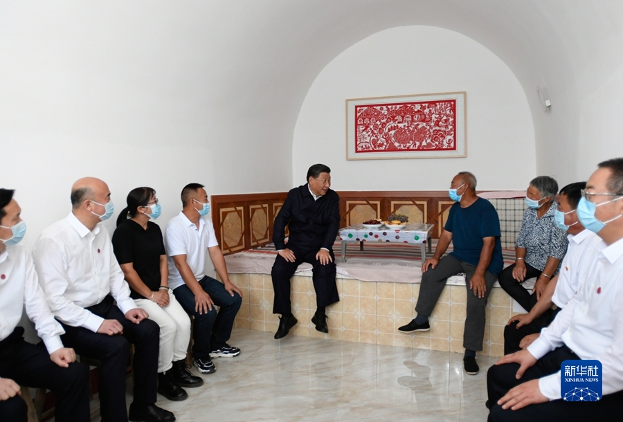 这是14日下午,习近平在绥德县张家砭镇郝家桥村,看望村民侯志荣一家.