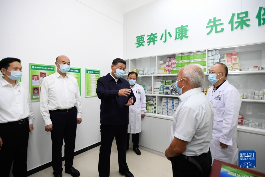 这是14日下午,习近平在绥德县张家砭镇郝家桥村卫生站同村里的老人