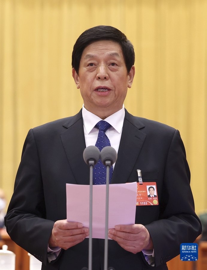 大会主席团常务主席,执行主席栗战书主持大会.新华社记者 黄敬文 摄