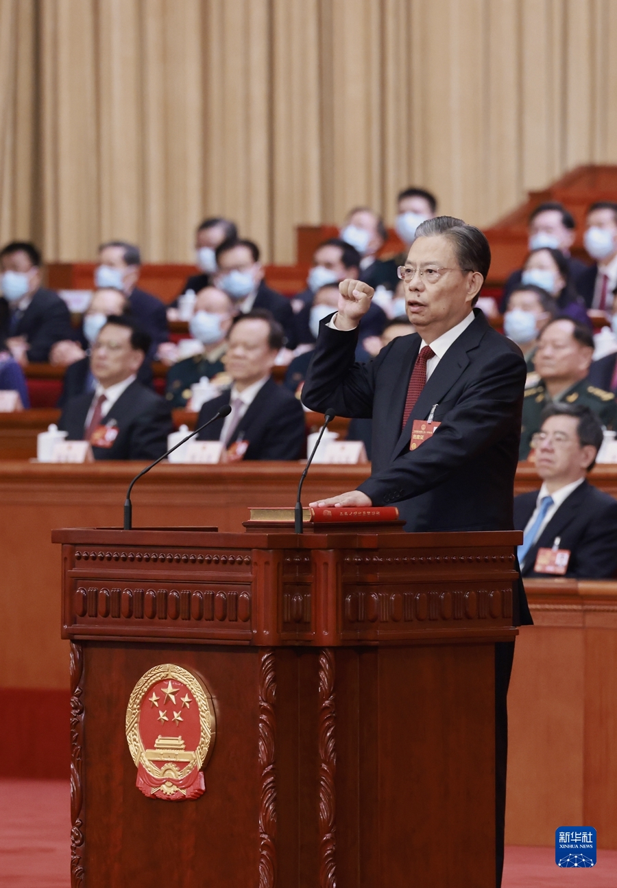 新当选的全国人大常委会委员长赵乐际进行宪法宣誓