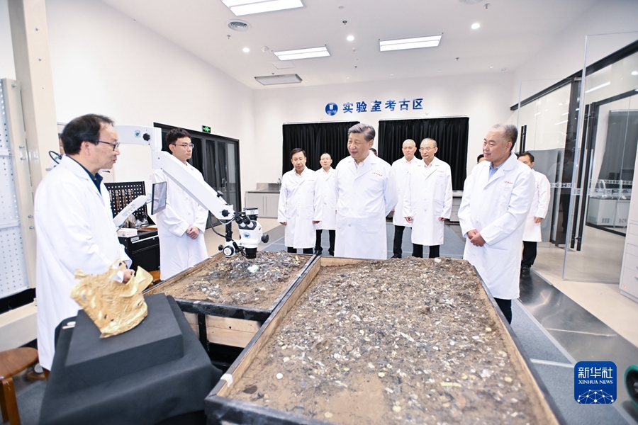 这是26日下午,习近平在位于德阳市广汉市的三星堆博物馆文物保护与