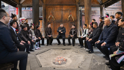 学习进行时丨习近平总书记的“板凳座谈会”