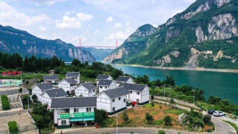 习近平总书记引领中国从脱贫攻坚迈向乡村全面振兴