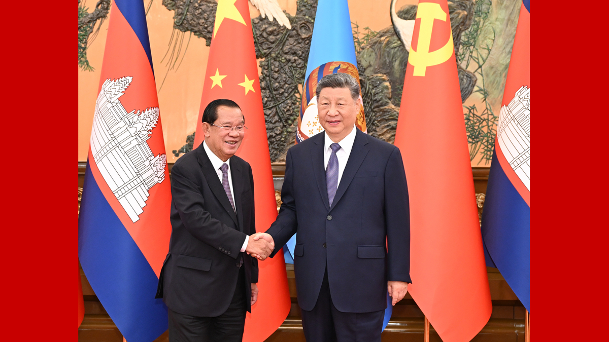 习近平会见柬埔寨人民党主席、参议院主席洪森