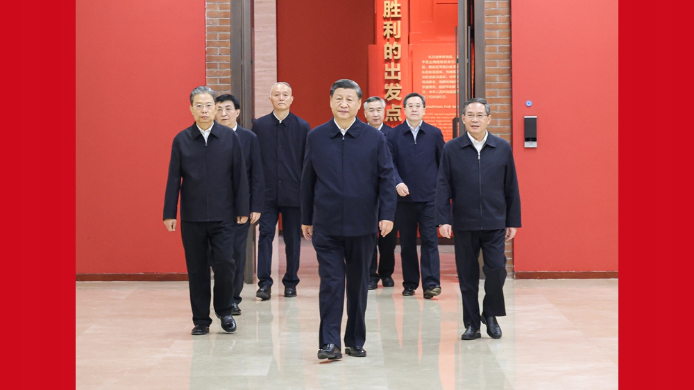 习近平等瞻仰延安革命纪念地