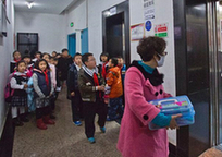 昆明一大厦电梯收费 小学生爬20楼吃饭累到哭