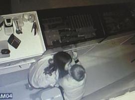 &ldquo;情侣小偷&rdquo;光顾饰品店盗窃得手现场热吻(图)