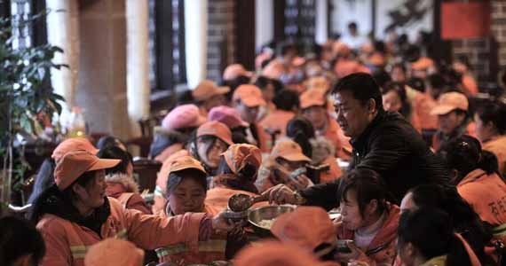 重庆一餐饮老板请556名环卫工吃团年饭