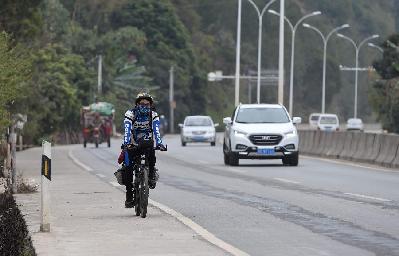 广西打工小伙骑自行车返乡