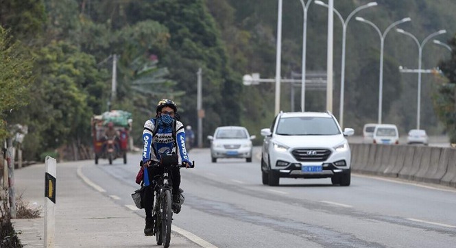 广西打工小伙骑自行车返乡