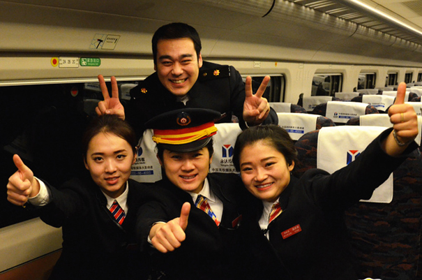 D13次动车深夜跟访：陆上航班50小时 &ldquo;一长三员&rdquo;的小家暖大家