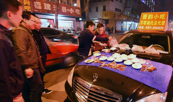 太原：任性土豪开&ldquo;大奔&rdquo;卖小吃