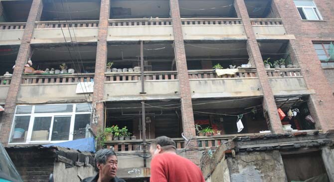 济南：&ldquo;60后&rdquo;筒子楼靠钢槽苦苦支撑