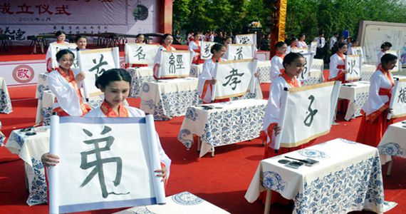 全国首个空姐国学班成立 开学第一课弹古筝秀书法