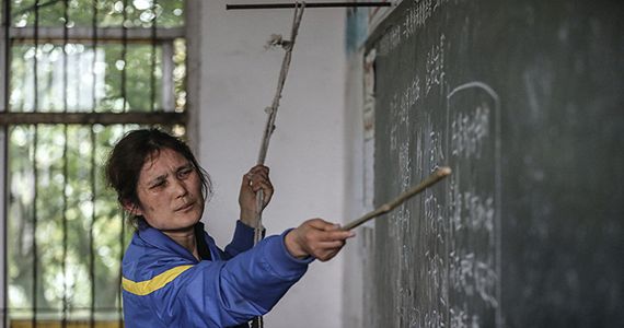 女教师患罕见病难站立 拽绳上课坚持3年