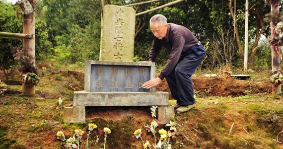 7旬老人义务扫墓 独自打理无名抗日将士墓地多年