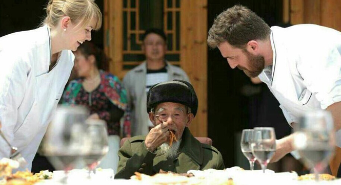 92岁农村老人吃上网购意大利牛排大餐