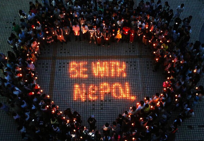 湖南衡阳大学生为地震受灾民众祈福