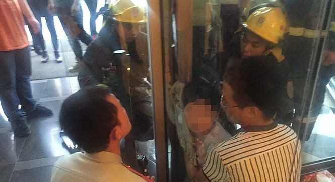 南京一幼童手卡旋转门 消防队火速排险