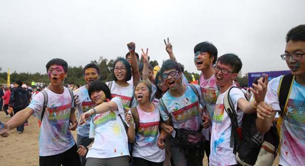 浙江千人彩虹跑 海岸线上演&ldquo;流动彩虹&rdquo;