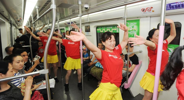 武汉大妈广场舞跳进地铁