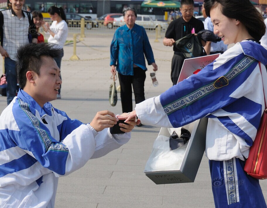 情侣穿校服天安门前跪地求婚引围观