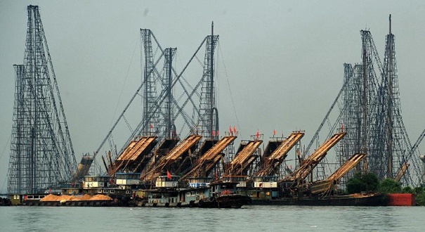 江苏骆马湖：公开非法采砂热火朝天