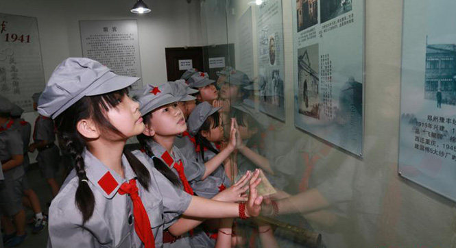郑州小学生着红军服参观抗战展