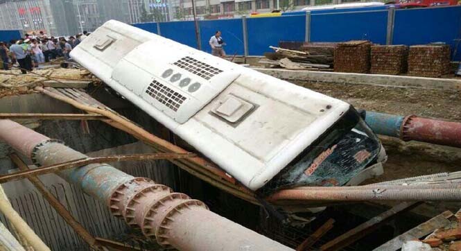 南昌一公交特约车冲进地铁施工围挡 5人受伤