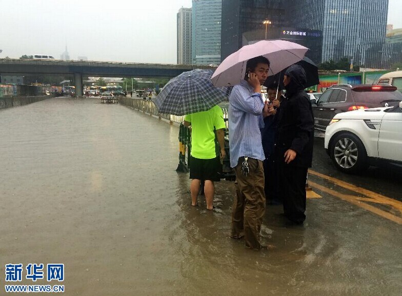 暴雨袭深圳 部分地区升级为红色预警