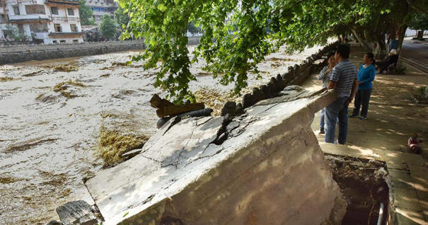 贵州雷山县暴雨袭城 水库告急大批群众转移