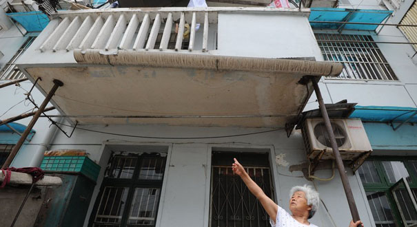 合肥一小区阳台集体下沉 住户用铁柱支撑