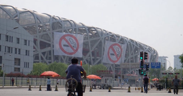 北京最严控烟条例将实施 鸟巢悬挂巨幅禁烟标志