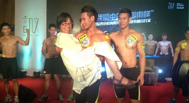 成都：女诗人参加新书沙龙 遭肌肉男怀抱