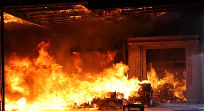 浙江镇海一公司发生大火 百余名消防员现场扑救