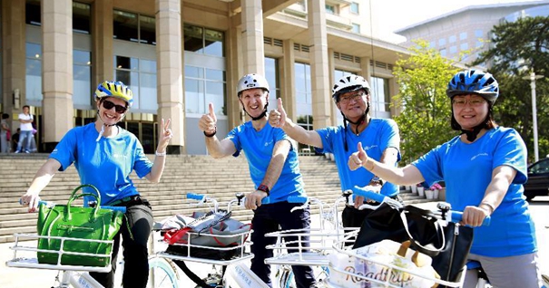 世卫组织代表骑车倡导绿色出行