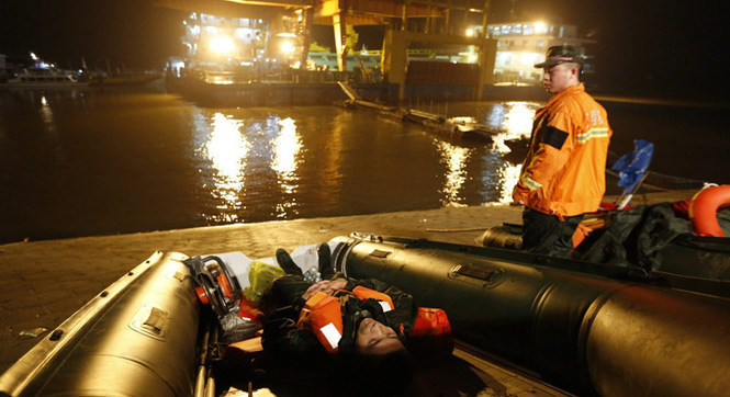 长江沉船搜救部队深夜和衣而眠