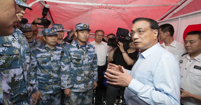 李克强再赴客船翻沉现场看望救援人员