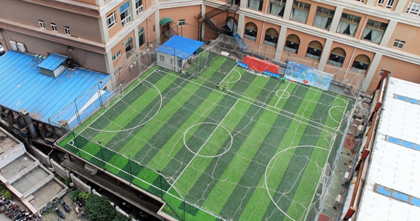 郑州3小伙爱足球 楼顶建起900平米空中足球场