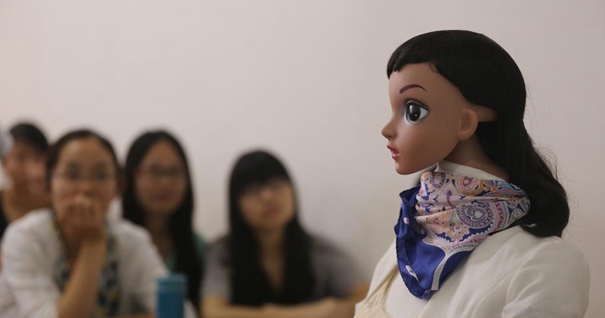 江西九江一高校现&ldquo;美女机器人&rdquo;讲课