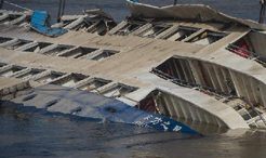 &ldquo;东方之星&rdquo;已露出顶部