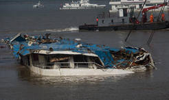 长江&ldquo;东方之星&rdquo;完全扶正