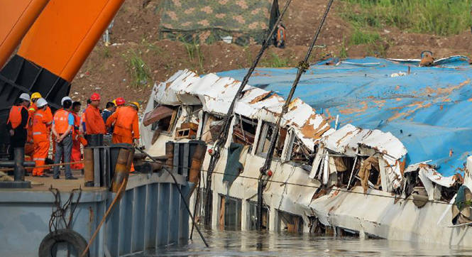 &ldquo;东方之星&rdquo;抬升出水