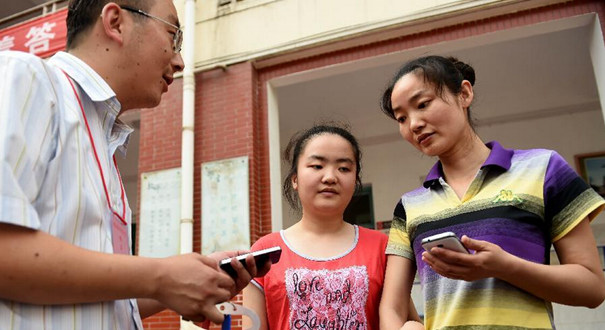 安徽首个盲人高考生&ldquo;踩点&rdquo;&ldquo;一个人的考场&rdquo;