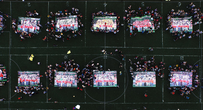 重庆千余名高考毕业生操场摆毕业合影