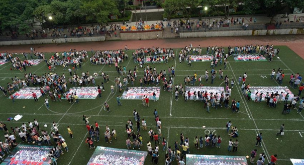 重庆千余名高考毕业生操场摆毕业合影